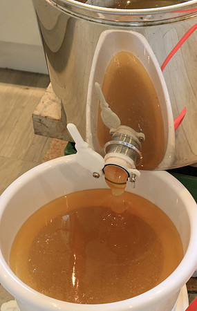 Honey pour