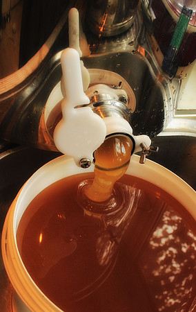 Honey pour